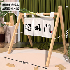 赤ちゃんは周用品の聡明な扉をつかんで道具を撮影します。