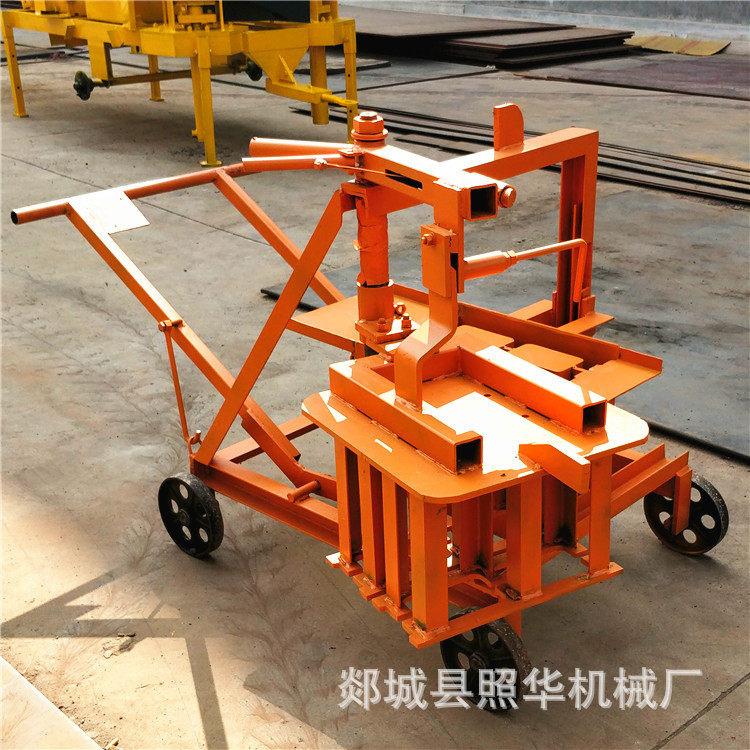 创业初期使用的小型单相电免托板移动式水泥空心砌块砖制砖机