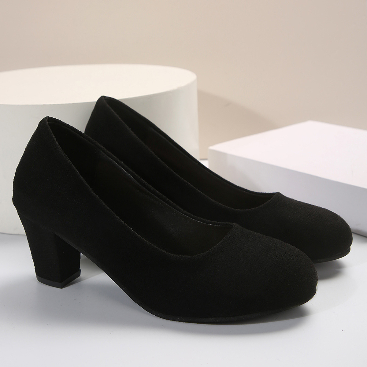Elegante dames pumps van suède met blokhak voor op het werk_voghion.com