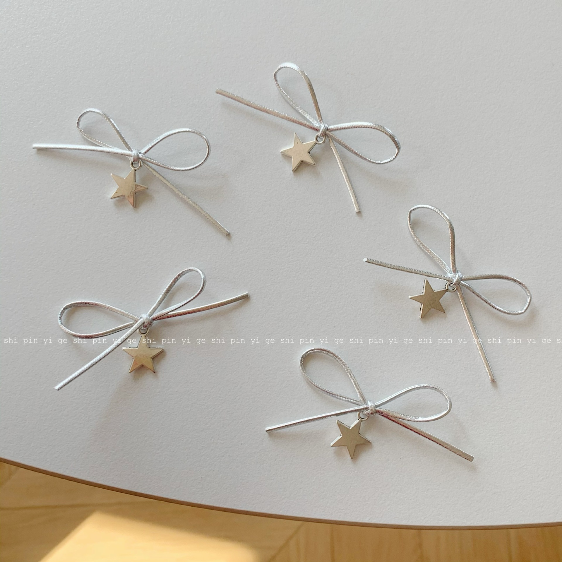 オリジナルの手は五角星の皮革の蝶結びの携帯のケースを打って帽子の靴の花の部品の子供の服の靴の花の補助材料を飾ります。