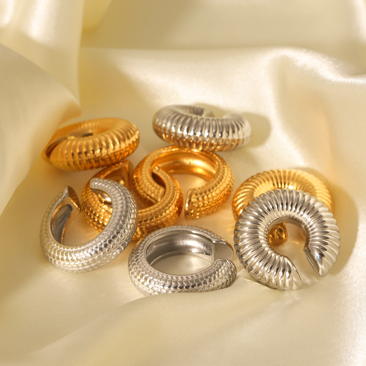 Crudo europeo y americano en forma de C textura de escala clip de oreja de acero inoxidable clip de oreja hueco rayado Pendientes de acero de titanio simples personalizados