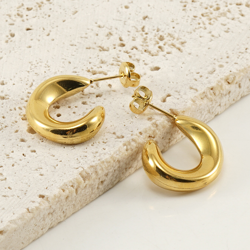 Diseño de nicho de moda europeo y americano transfronterizo Pendientes de acero de titanio tipo C Pendientes de acero inoxidable de oro de 18 quilates para mujeres