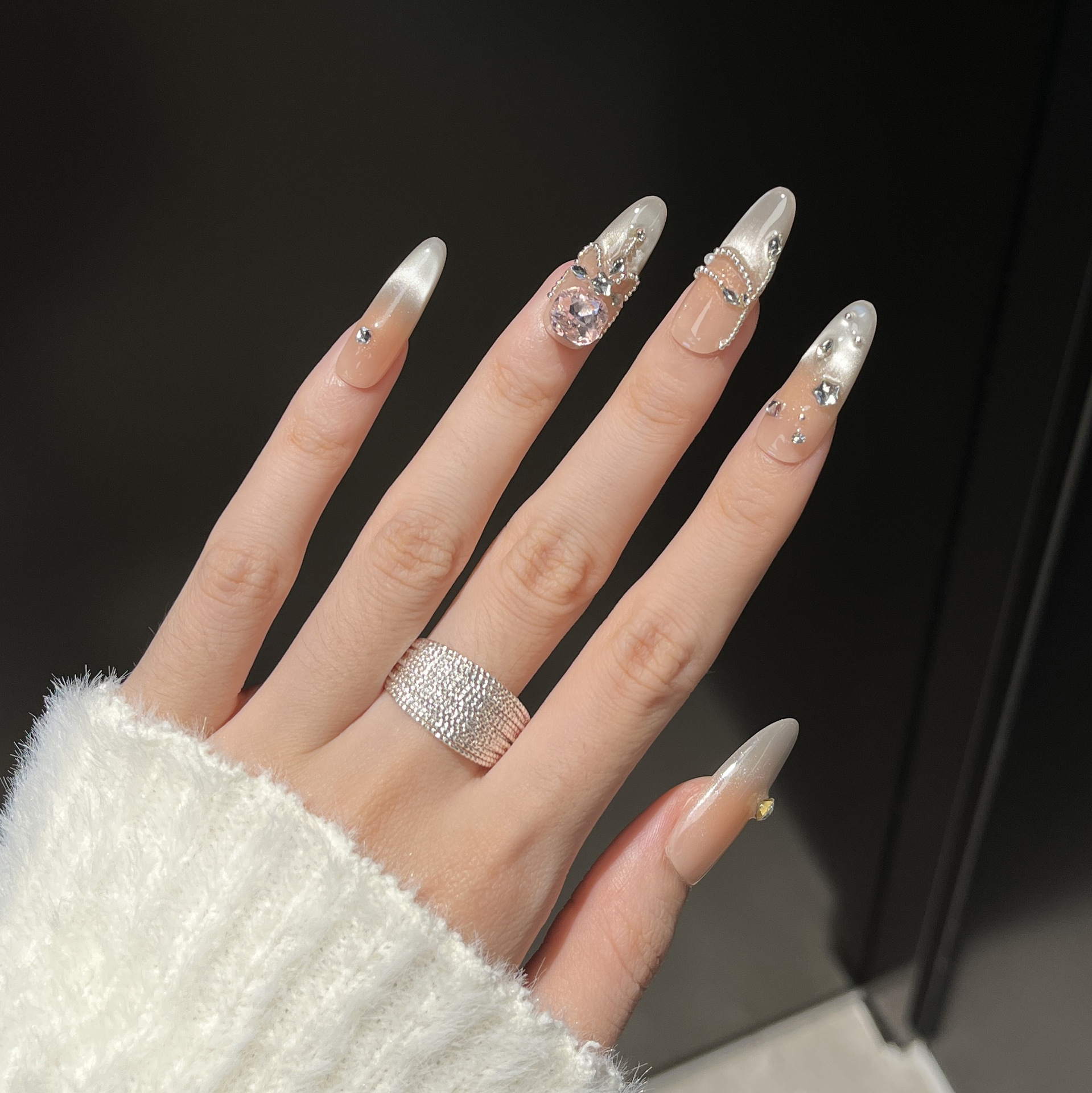 Manual puro de alto nivel desgaste manicuras flash manicuras medias largas ojos de gato bola de diamantes temperamento blanco 2026 explosión de diamantes llenos