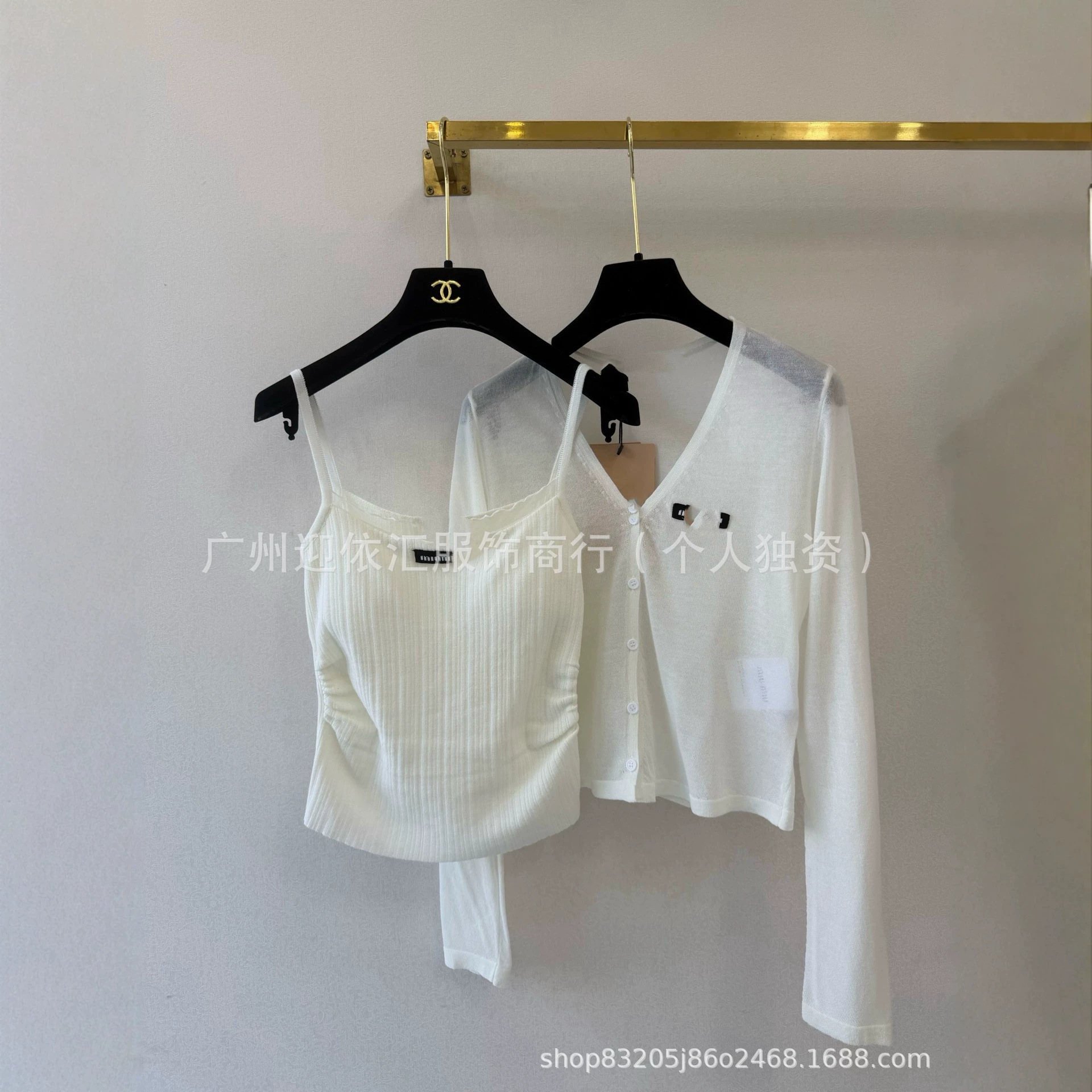 Miu European-style high-quality 2026 spring-summer new black label letter V-neck single-button thin knitted cardigan