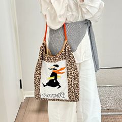 ヒョウ柄のキャンバスバッグの女性は手提げ袋を斜めに掛けて補習の授業をします。