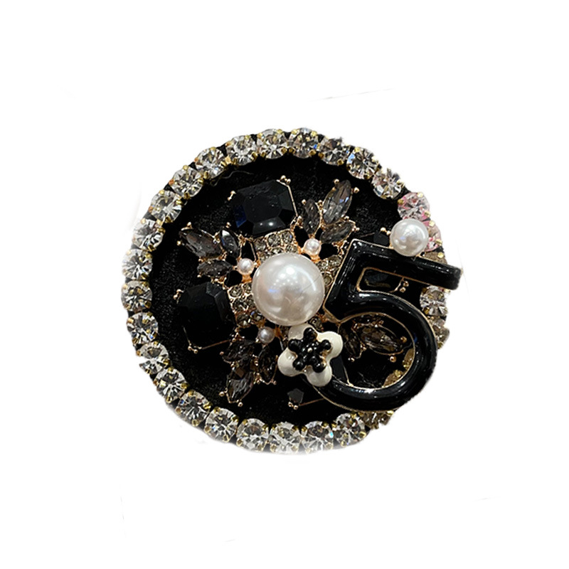 レトロなイギリスのパンク風のバッジの盾のブローチの真珠のバロックの気質のスーツのセーターの服のピンの卸売り