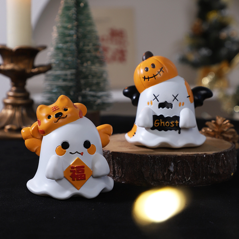 かわいい幽霊がクリエイティブな家庭のデスクトップに装飾品を飾っているなら、ハロウィーンアニメは人形のプレゼントを責める|undefined