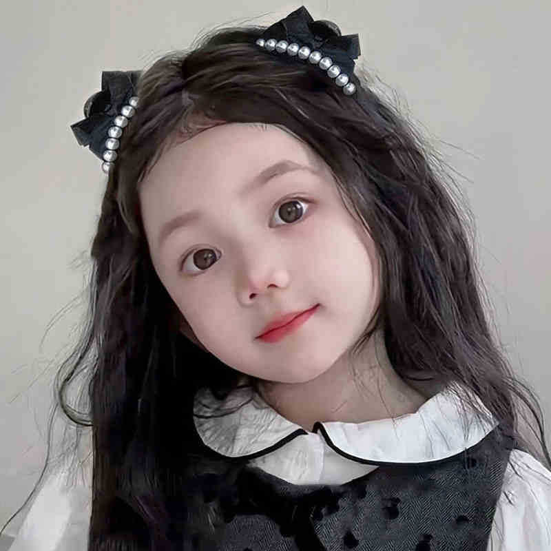 Un par de pequeños clips de lazo de perlas