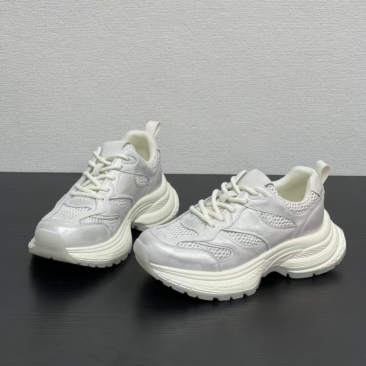 Breathable casual fashionable universal sneakers with shoelaces