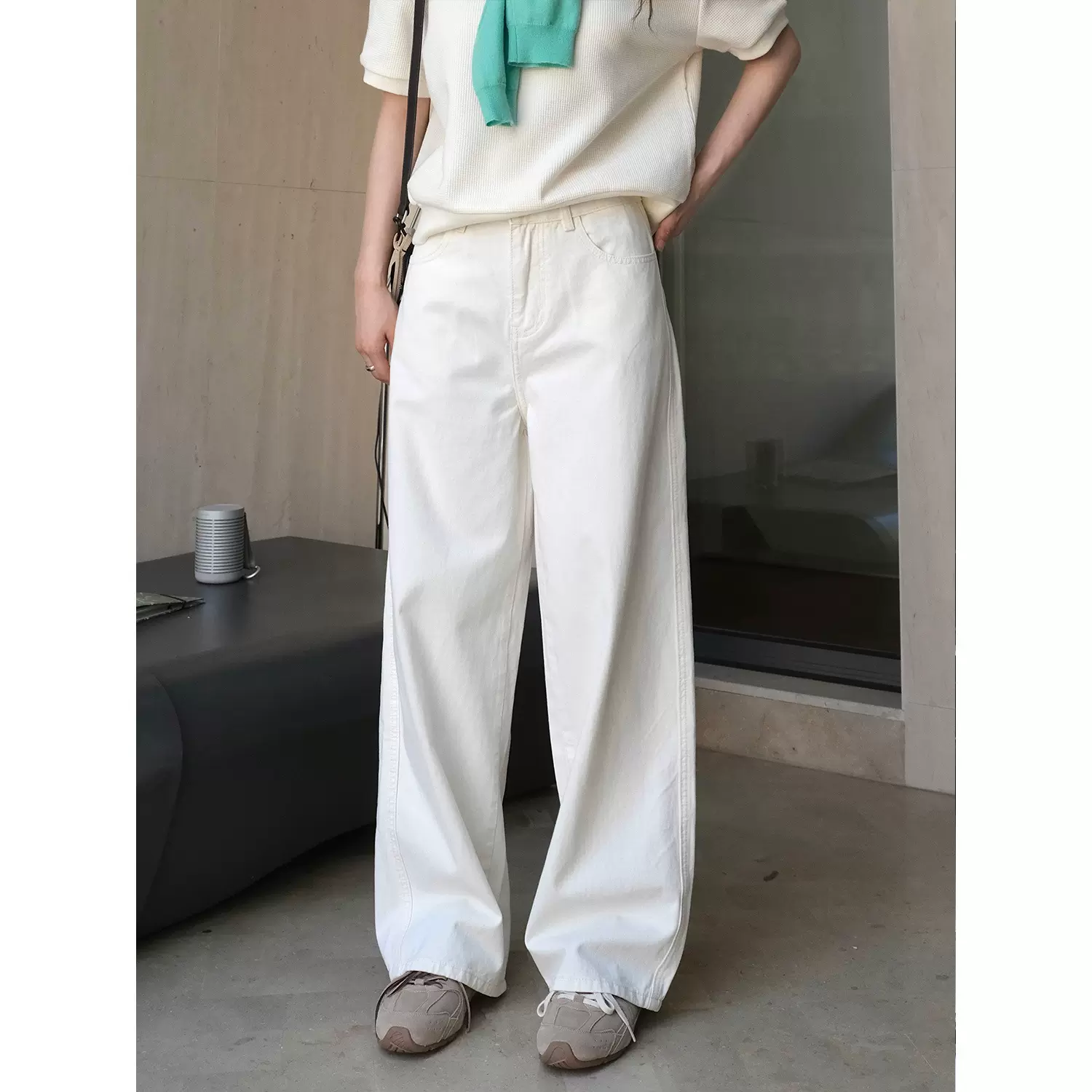 卢浮秋季新款​韩版简约舒适白色直筒牛仔裤柔韧亲肤休闲长裤女