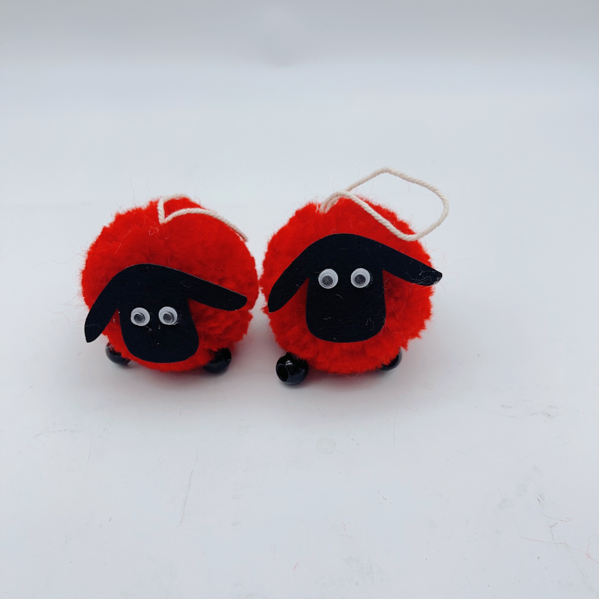 Juguetes de peluche transfronterizos colgantes de cordero blanco y negro, cordero de peluche de Pascua colgantes de cordero