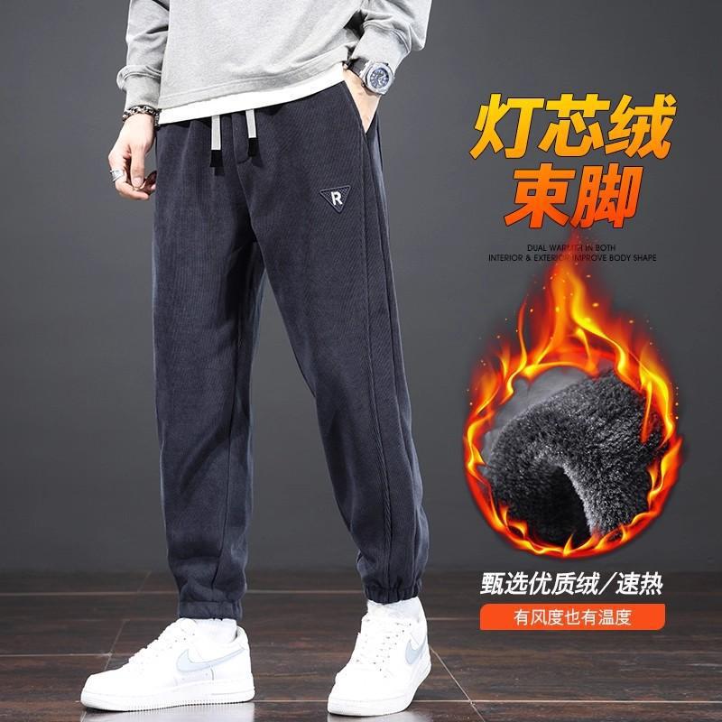 Pantalones casuales para hombres otoño y invierno cerrar la boca y los pies con pantalones de calentamiento de terciopelo grueso en pantalones de moda para hombres