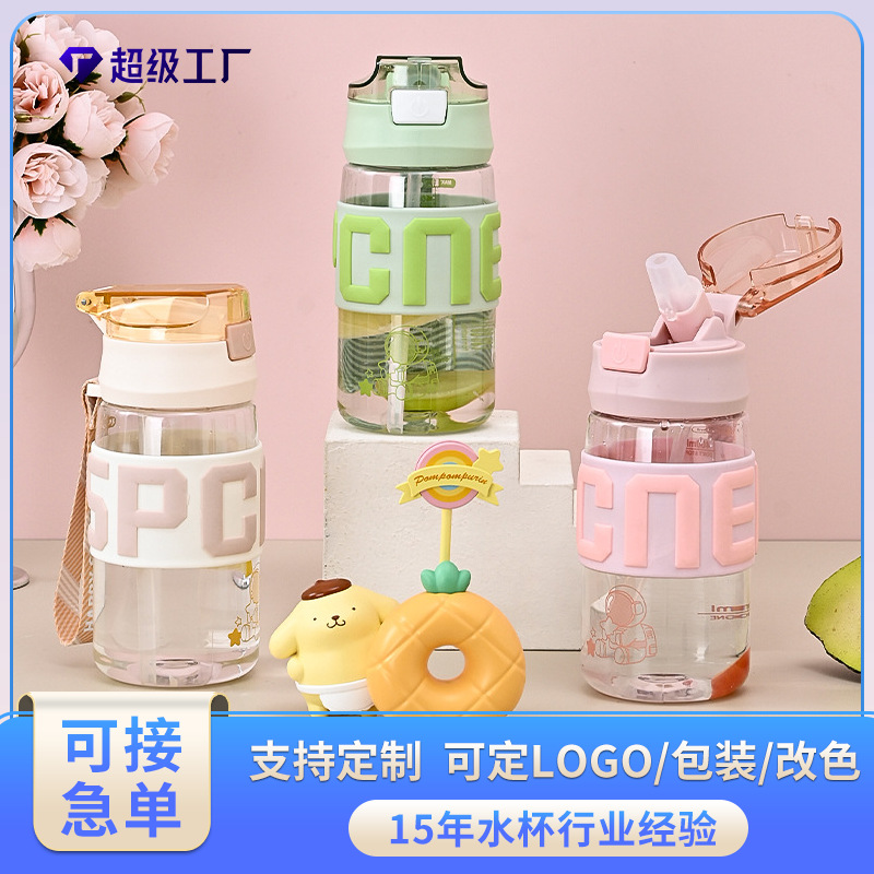 Procesamiento personalizado tazas de paja estudiantes de plástico tazas de agua de alto valor de silicona deportiva portátil tazas de mano