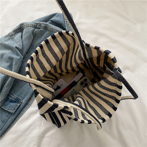 Korean retro literary handbag, simple, fresh, striped shoulder bag, casual, fashionable, large-capacity shopping bag