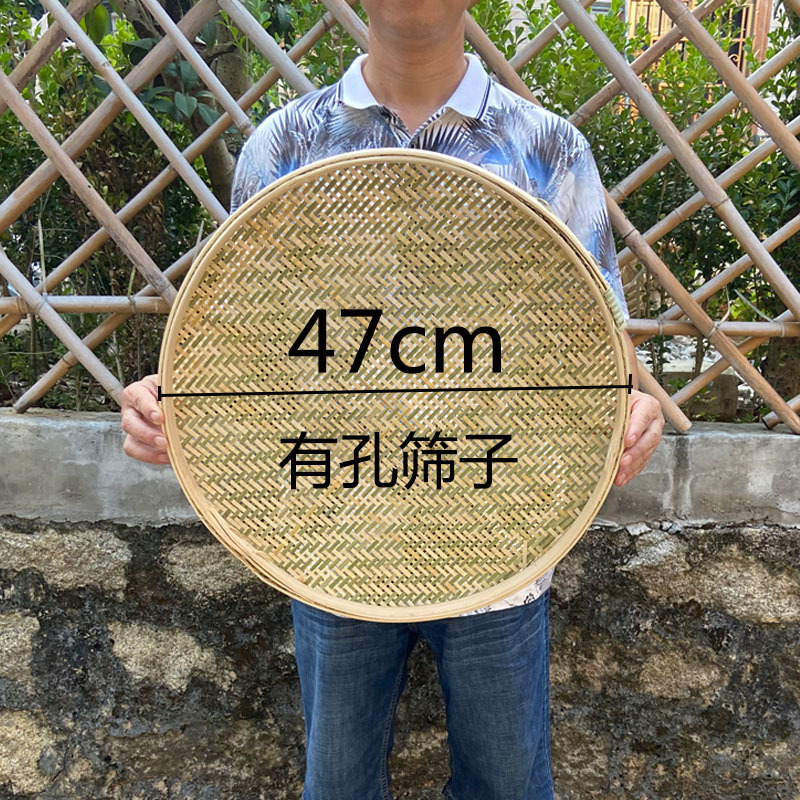 箕竹は箕竹ふるいを編んで手作りの竹製品の竹の絵馬を干します。|undefined