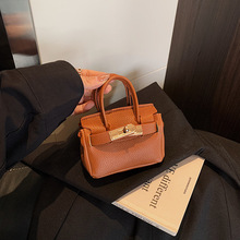 ���Q��ɫ����С�����ٴ������p��б����r�пڼt��������s�K���