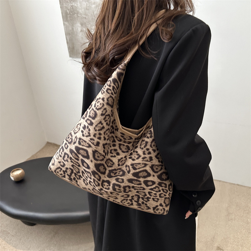 Bolsa de moda retrógrada con patrón de leopardo para mujeres, bolso de hombro casual de gran capacidad coreana, invierno 2024 nuevo bolso de brazo para mujeres