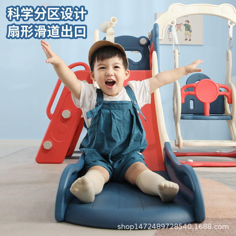 滑り台室内の家庭用子供は、小型の赤ちゃん家庭の2歳から10歳までの滑り台のブランコを登る|undefined