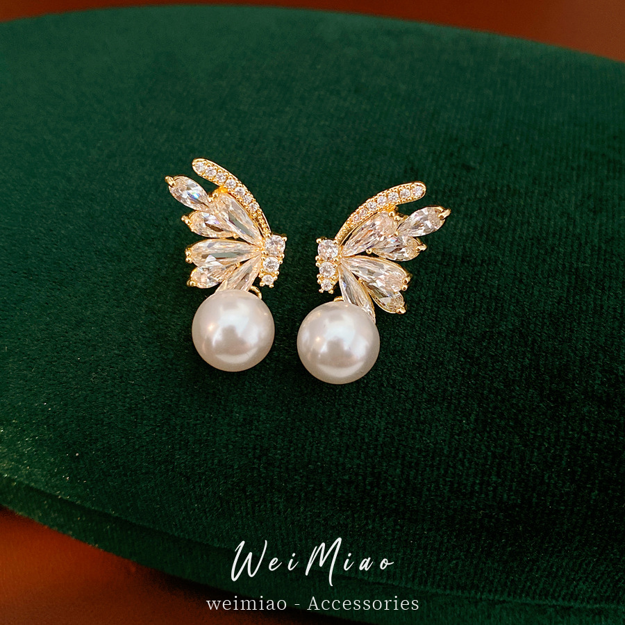 Aguja de plata galvanizada de oro real de 18 quilates mariposa de piedra de diamante perla pendientes de perla temperamento delicado pendientes de lujo ligero de alta calidad pendientes