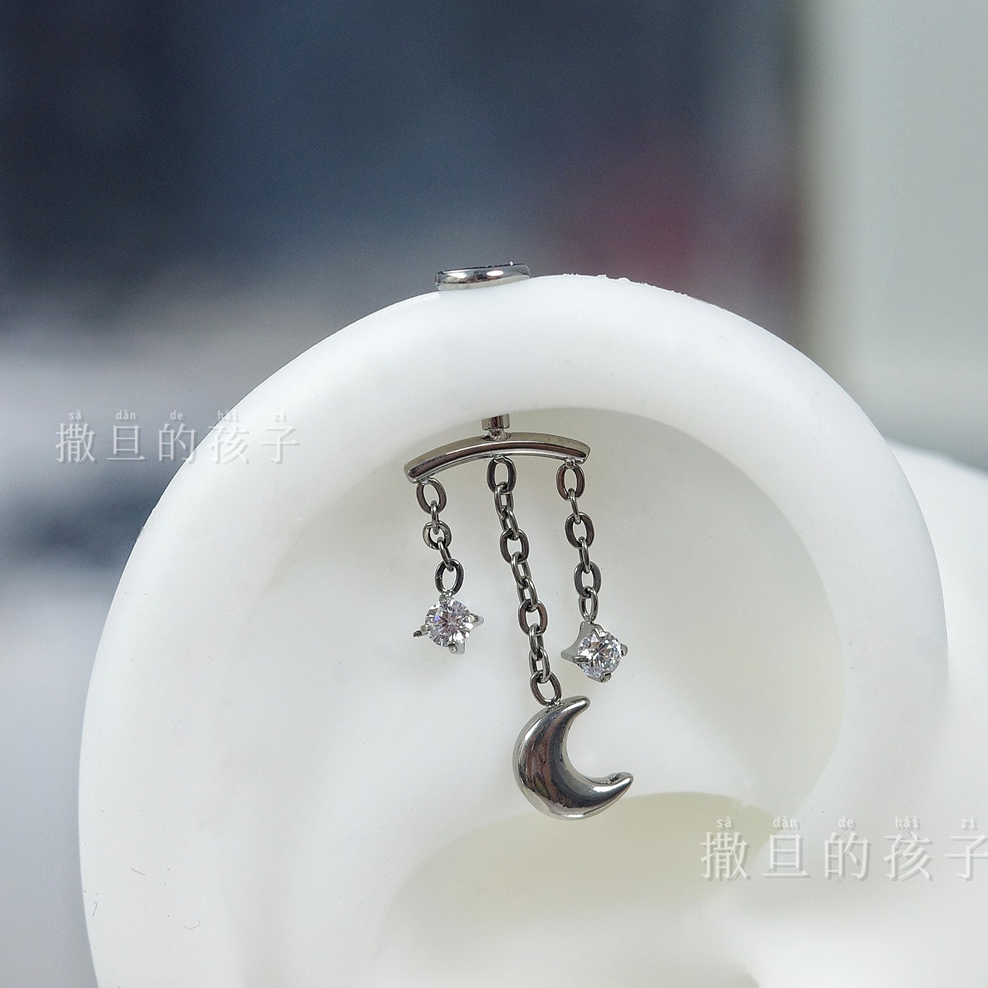 16G labret stud size and finish detail