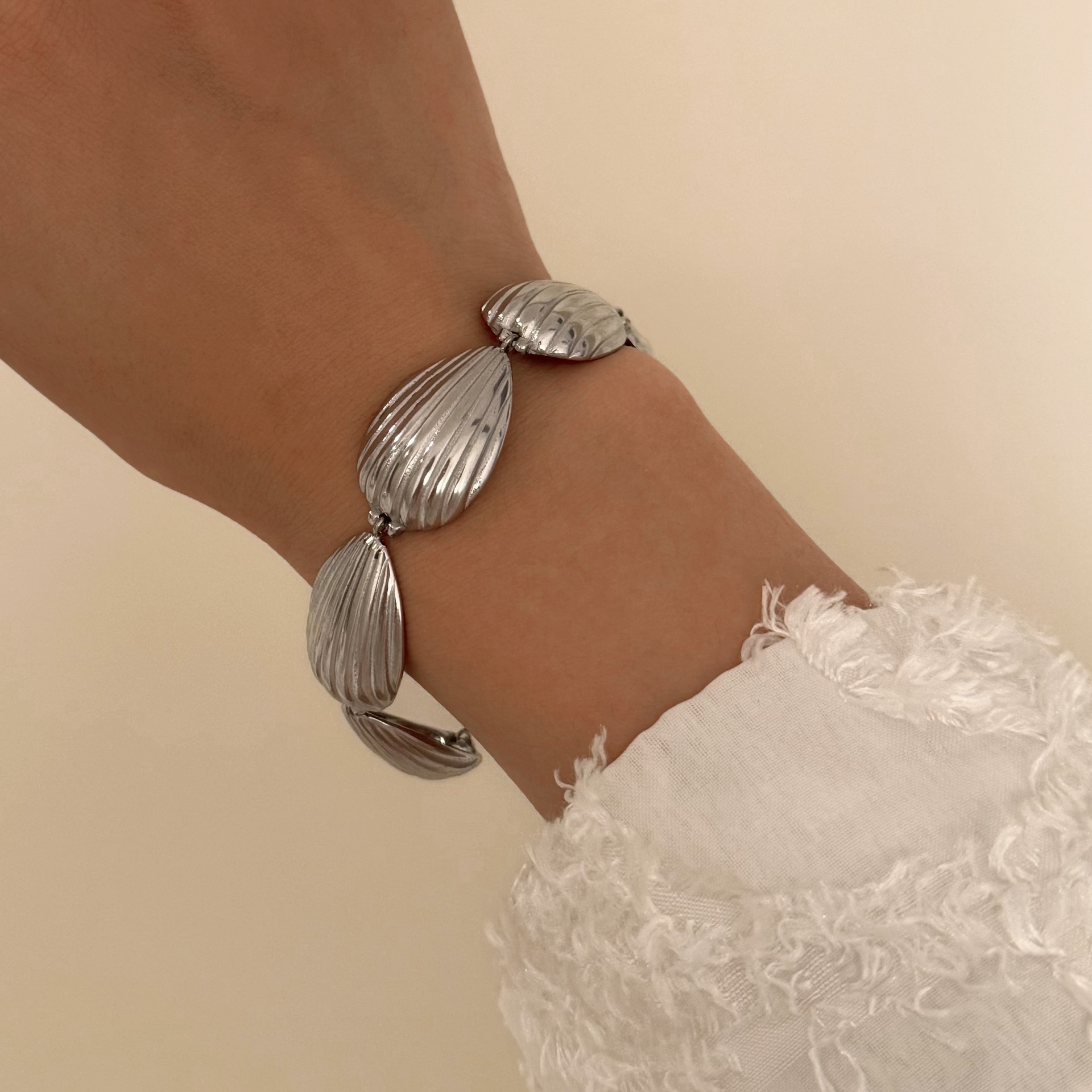 31g Weight Ion Plating (IP) Gold Plating Process IG Style Casual Beach Shell Titanium Steel 18K Gold Plated Bracelets In Bulk