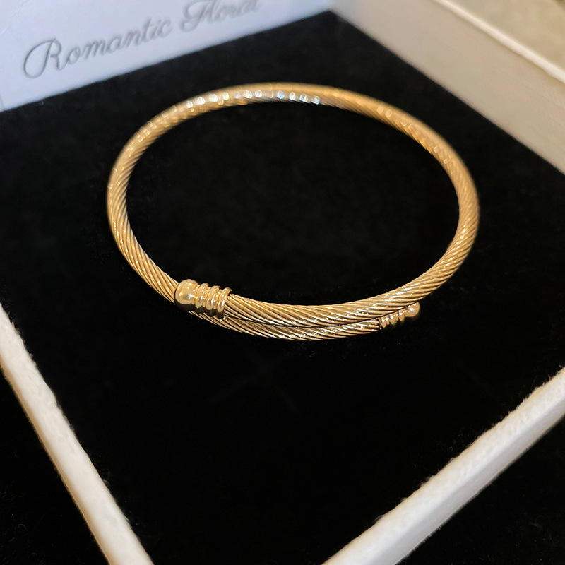 欧米のクロスボーダーにジルコンを入れて、ブレスレットを開けます。