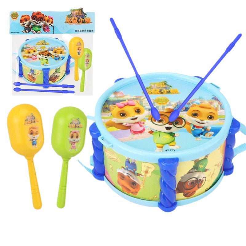 Niños y niñas bebé golpeando el traje de sonido tres ardillas golpeando el tambor martillo de arena golpeando el tambor música instrumento musical dinámico