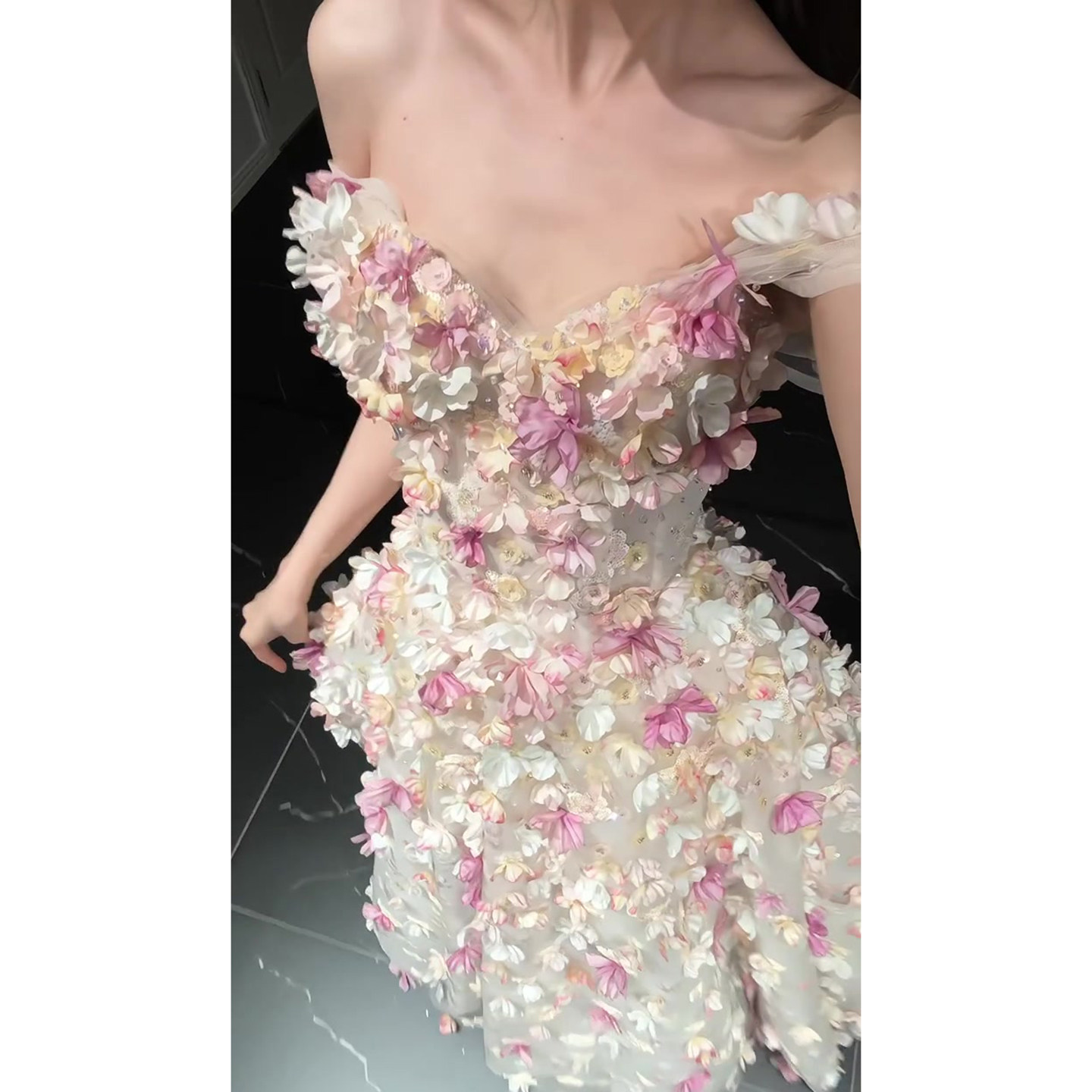 Đầm cưới dạ hội ôm body tay dài chất liệu lưới bóng phong cách châu Âu — Màu champagne