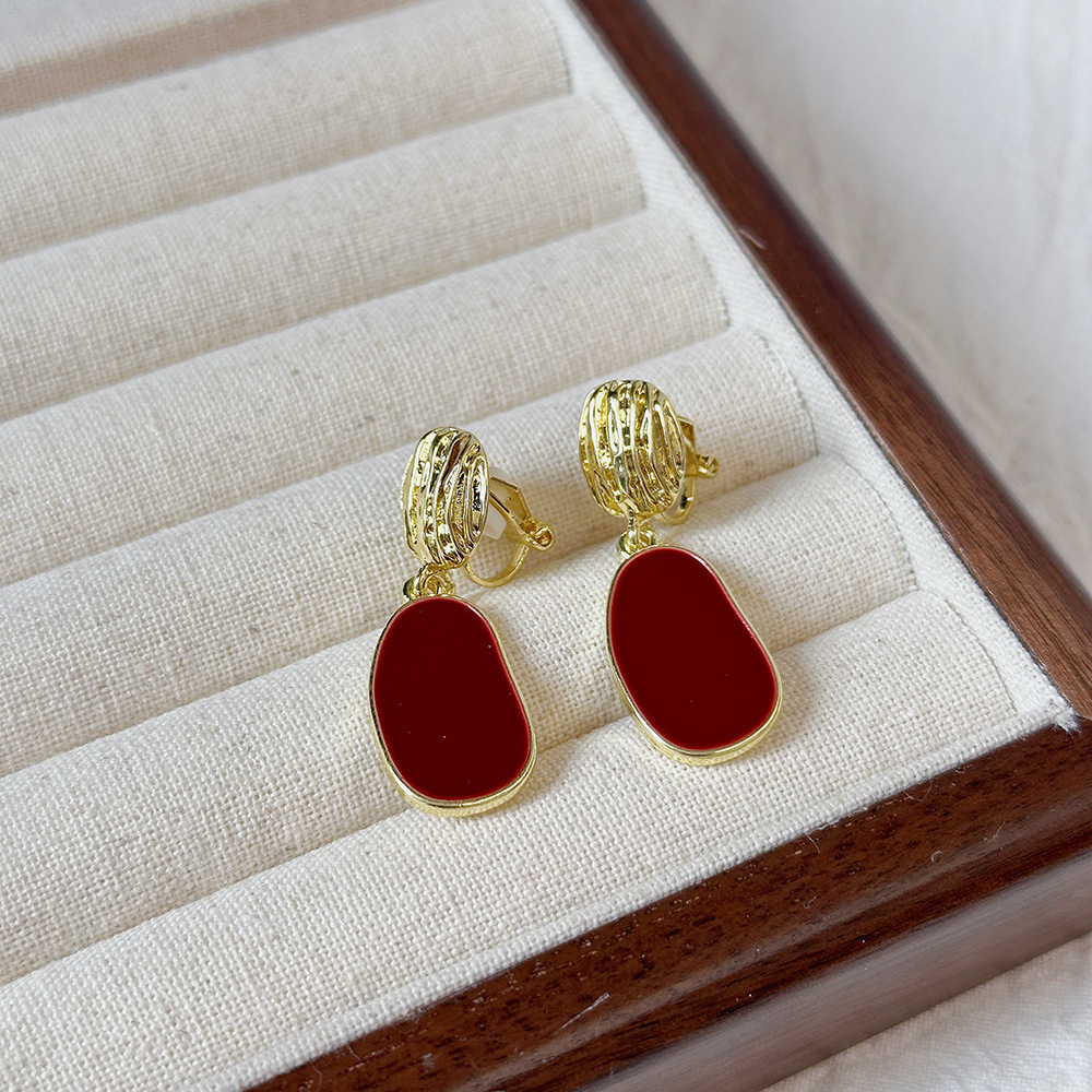 Estilo de Hong Kong Aceite de goteo Pinza de oreja roja angoleña geométrica sin piercings Pendientes de temperamento de alta gama de lujo ligero Pendientes de nicho de moda