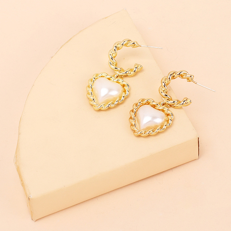 Retro Geometric C-shaped Love Pearl Pendant Earrings Fashion Design Temperament Earrings display picture 2