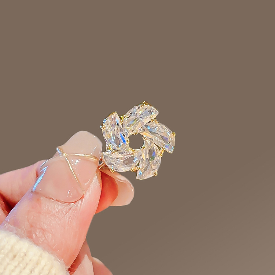 Small Flower Brooch Women's High-end High-end Summer Anti-running Buckle Pin Fixed Clothes Collar Buckle Mini High-end Corsage