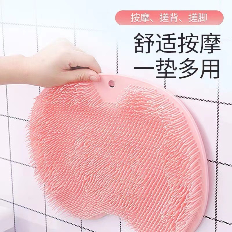 怠惰な人は背中の神器をこすります。バスルームをきれいにします。|undefined