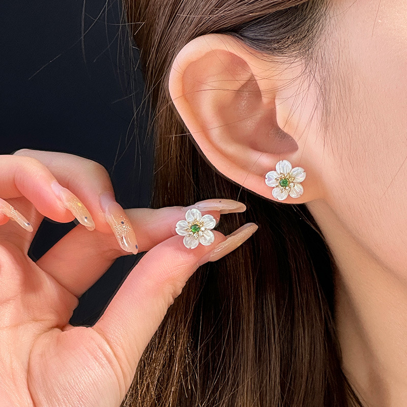Pendientes de flores de color verde esmeralda de material peligroso natural Plata esterlina s925 blanco nácar niña Pendientes de temperamento suave y delicado mujer