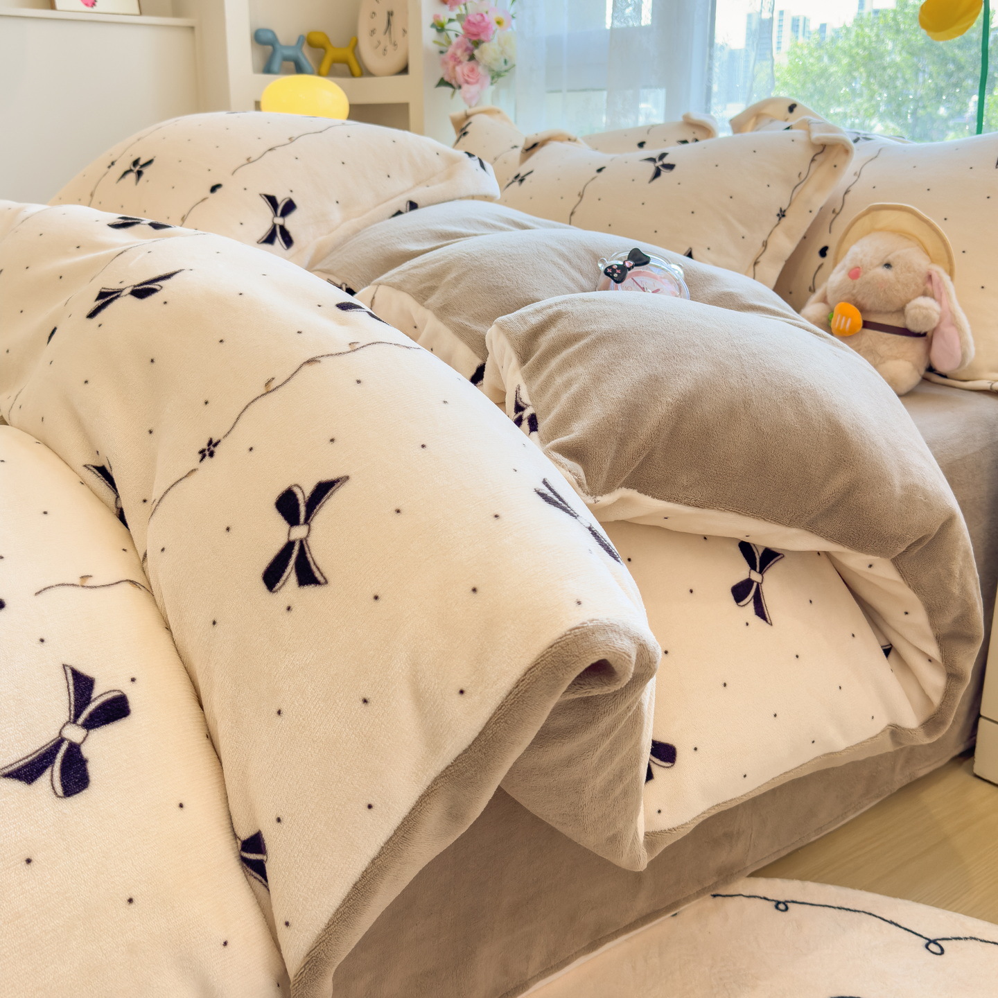 Invierno engrosado cama de seda de leche de cuatro piezas de seda de coral sábanas de seda de bebé cubierta de seda de calor y seda de tres piezas