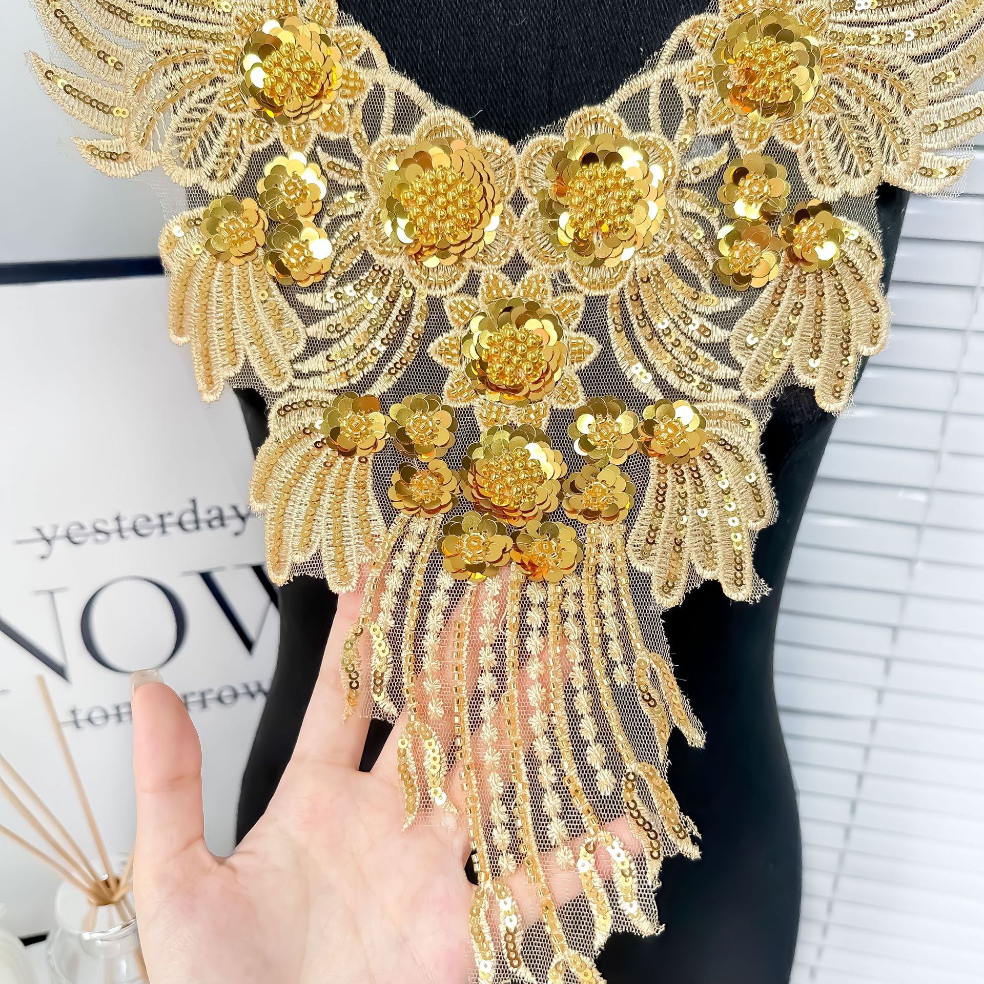 Comercio exterior nuevo oro cuello bordado flores de pecho Europa y América fiesta vestido de noche vestido decoración pegatinas de tela caliente image 5