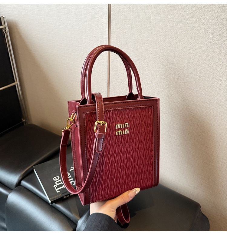 This year, the "Small Bag Women 2025" new trendy summer fashion, versatile and niche design hand-held shoulder crossbody bag is in vogue undefined