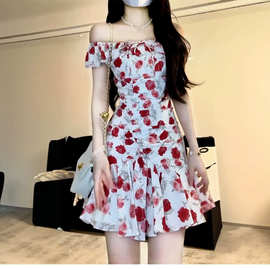 法式红色碎花一字肩连衣裙子女夏季2026新款独特绝美掐腰吊带短裙