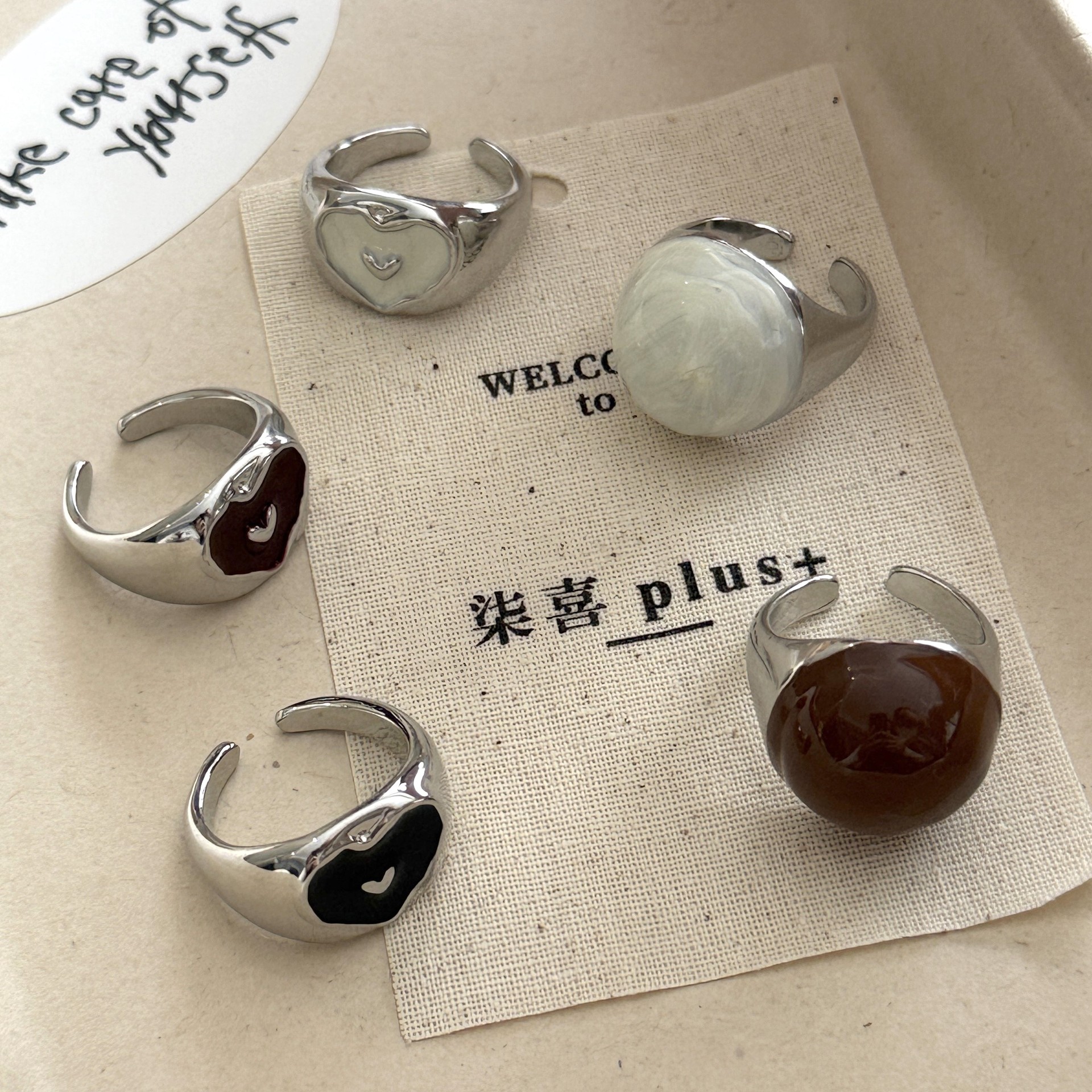 Vintage Trendy Black and White Heart-Shaped Enamel Ring for Women, Matte Geometric Sphere Ring, Unique and Versatile Stackable Ring