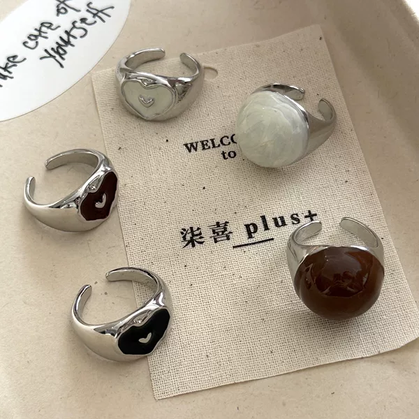 Vintage Trendy Black and White Heart-Shaped Enamel Ring for Women, Matte Geometric Sphere Ring, Unique and Versatile Stackable Ring