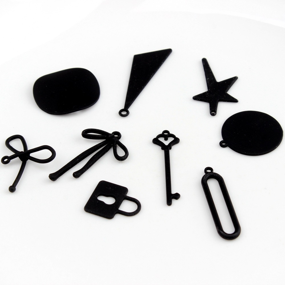 Fashionable black geometric pendant
