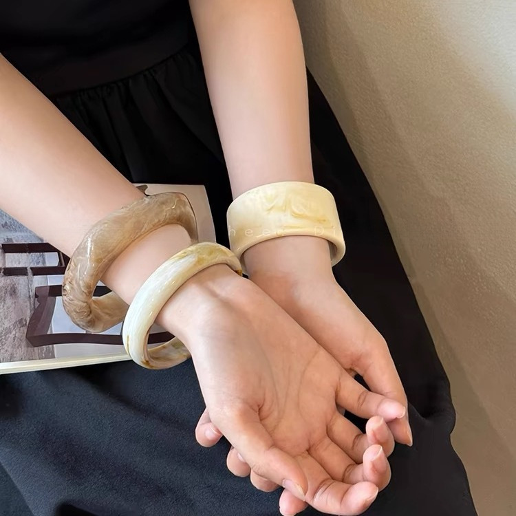 23g Weight Acrylic Pendant Material Bangle Classification Arylic Chain Material 1 Piece Quantity Banquet, Party, Street Occasion Acrylic Material Solid Color Pattern Women's Gender Retro, Streetwear Style Retro Streetwear Solid Color Acrylic Bangles Wholesale 无