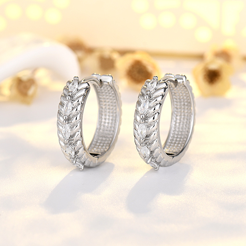 Pendientes de oreja de trigo elegante de lujo ligero 2023 nuevas mujeres de moda de verano nicho diseño exquisito todos los partidos pendientes de hebilla de oreja