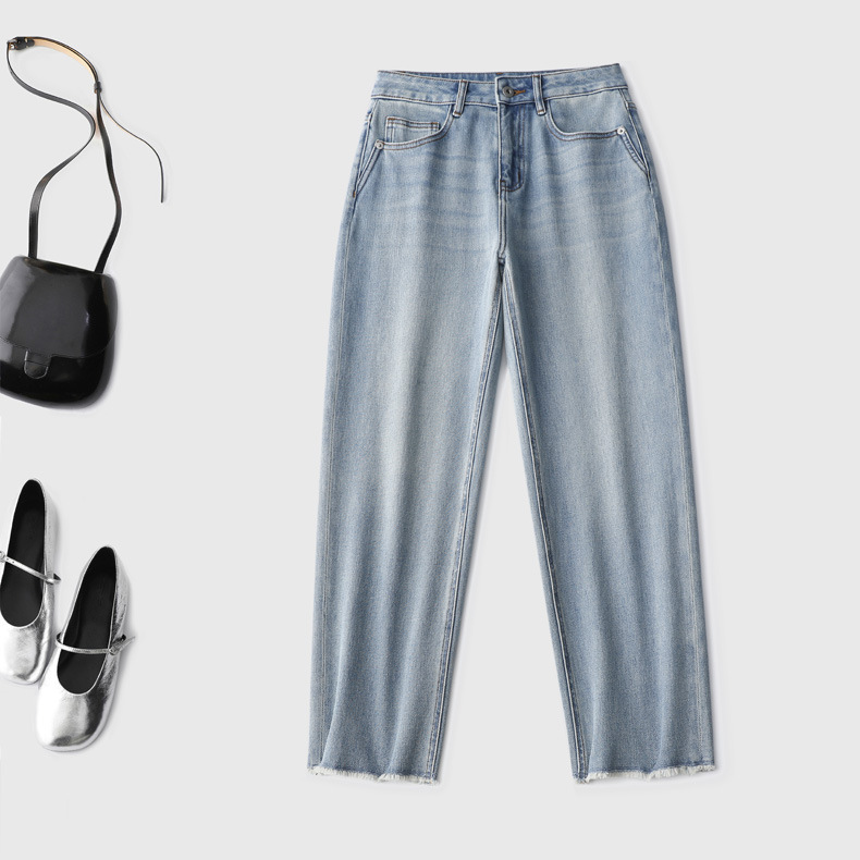 This Is What We Call "Effective Jeans" with a Nine-Point Length and Straight, Slightly Tapered Cut That Perfectly Modifies Imperfect Leg Shapes
