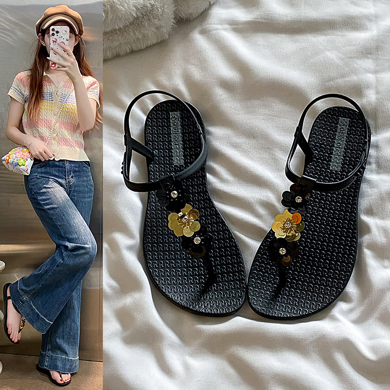 2025 nuevos zapatos de playa zapatillas de moda de verano para mujeres en el mar pendiente de fondo grueso talón clip zapatillas de flip flops al por mayor