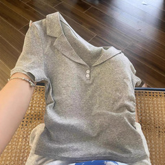 グレーvネックpoloシャツ半袖tシャツ女性夏修身韓国系シャツの中に短いしわを掛けて腰の上着を収めます。