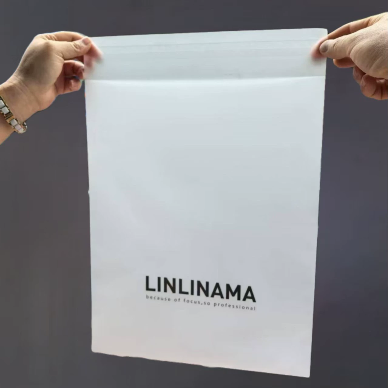 Индивидуальные самоклеящиеся пакеты CPE для упаковки одежды, чехлов для телефонов, ювелирных изделий, документов, игрушек, фурнитуры и электронных товаров.