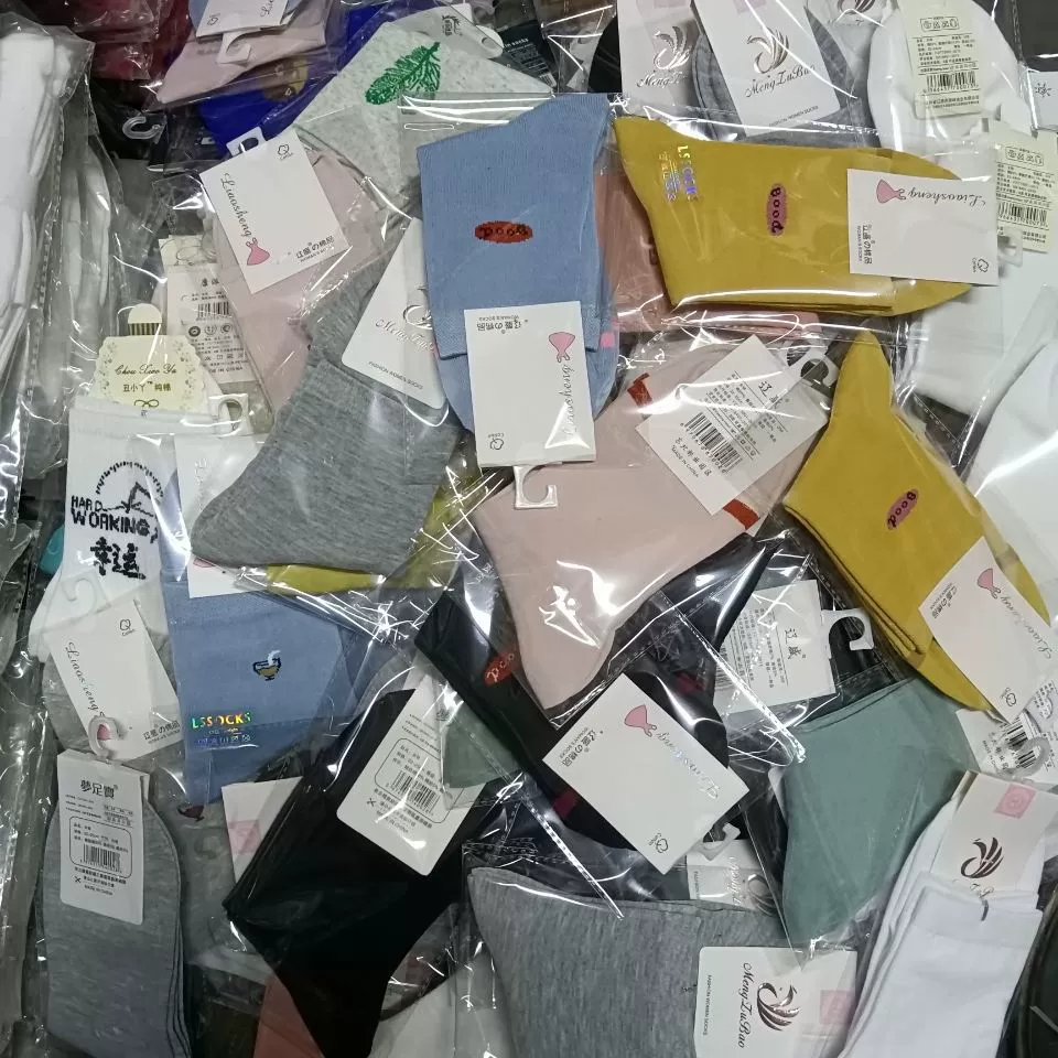 Разнообразные независимые упаковочные носки, оптовая продажа, утро и ночной рынок, дешевые уличные ларьки, носки, взвешивающие хвостовые запасы, носки
