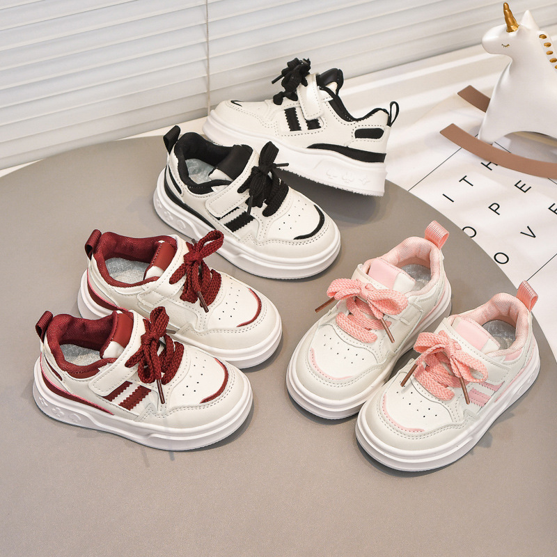 Una zapatilla de cuero para niños, zapatillas antideslizantes de suela suave coreana, zapatos blancos de niña transfronterizos