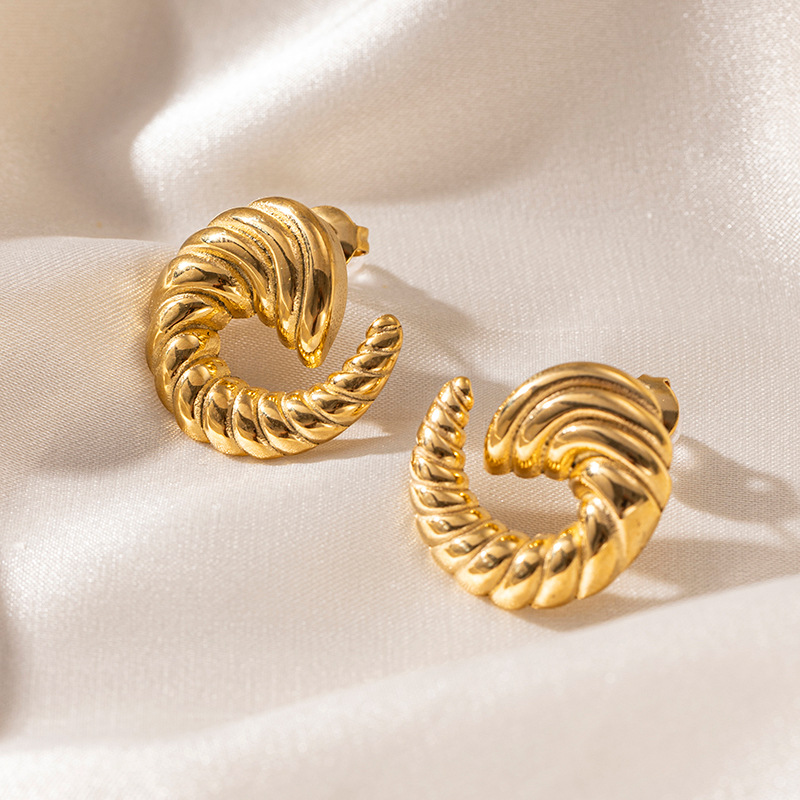 Tina Europa y los Estados Unidos acero inoxidable transfronterizo chapado en oro real 18k no se desvanece oro exagerado aretes de cuerno curvo joyas mujeres