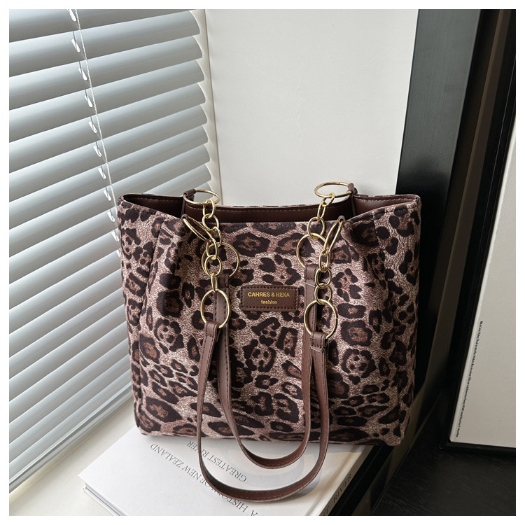 A new velvet leopard print single-shoulder bag and hand-held tote bag for women's casual commuting in autumn and winter 2024 undefined